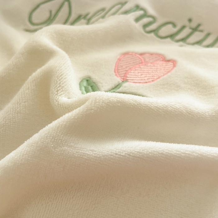 91家纺网 家纺一手货源 找家纺 伊梵居2025新款加厚贴布绣牛奶绒四件套 郁金香-奶白绿