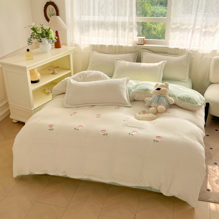 91家纺网 家纺一手货源 找家纺 伊梵居2025新款加厚贴布绣牛奶绒四件套 郁金香-奶白绿