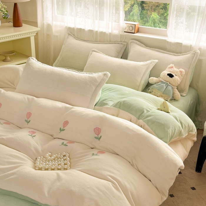 91家纺网 家纺一手货源 找家纺 伊梵居2025新款加厚贴布绣牛奶绒四件套 郁金香-奶白绿