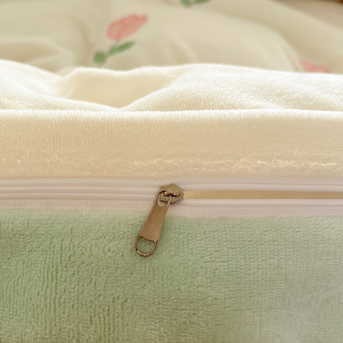 91家纺网 家纺一手货源 找家纺 伊梵居2025新款加厚贴布绣牛奶绒四件套 郁金香-奶白绿