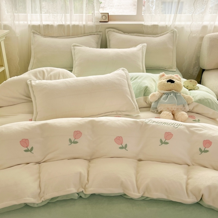 91家纺网 家纺一手货源 找家纺 伊梵居2025新款加厚贴布绣牛奶绒四件套 郁金香-奶白绿