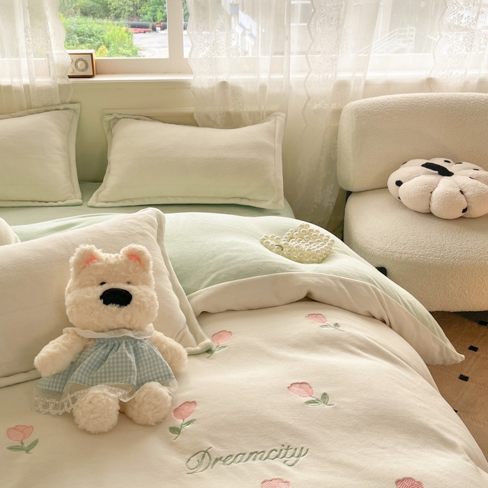 91家纺网 家纺一手货源 找家纺 伊梵居2025新款加厚贴布绣牛奶绒四件套 郁金香-奶白绿