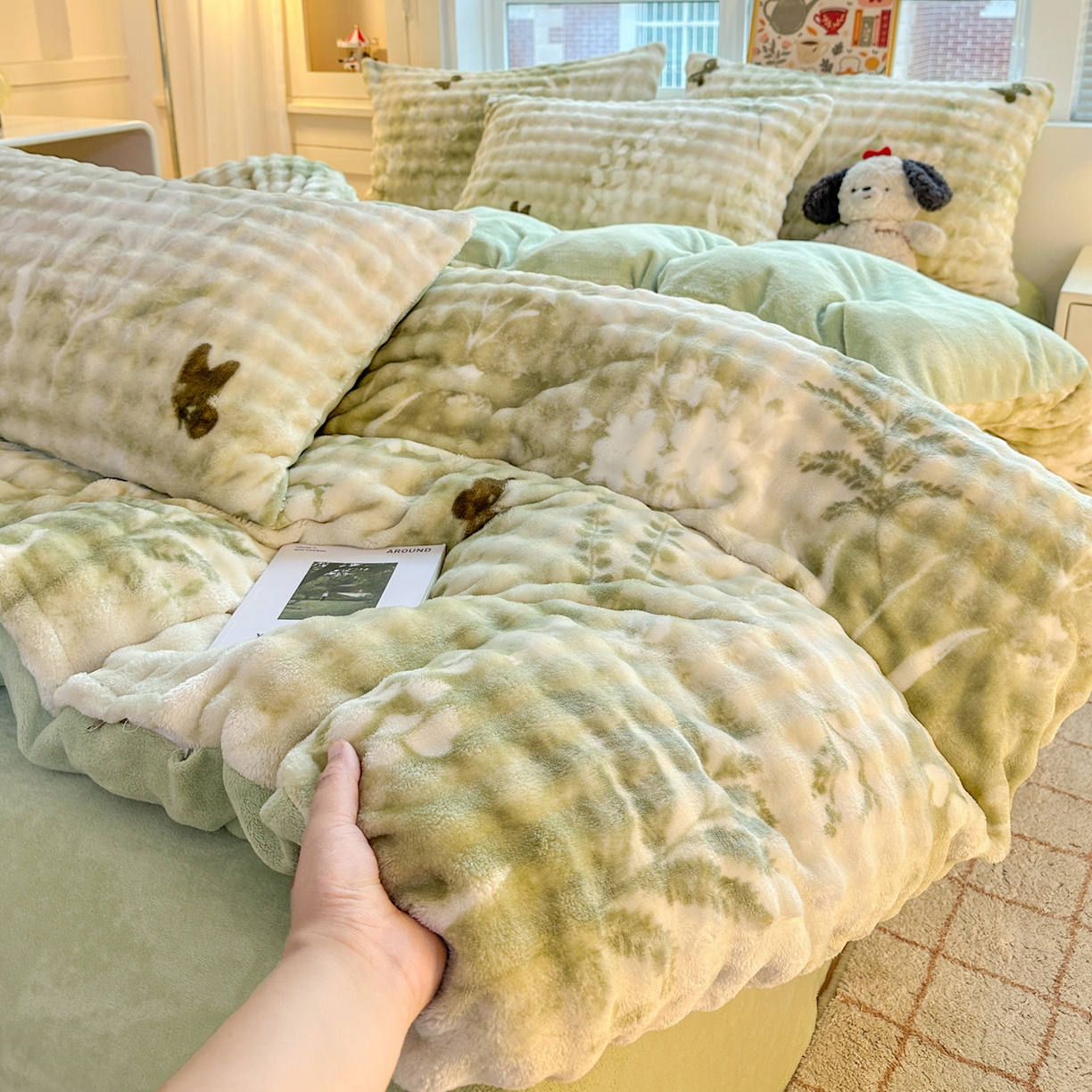 91家纺网 家纺一手货源 找家纺 N先生+V 13814689556 发大图/买家秀 2025新款260克高克重泡泡绒牛奶绒四件套 丛林花语