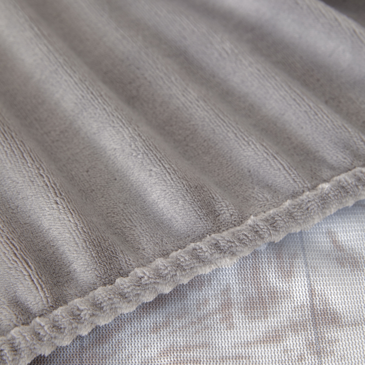 91家纺网 家纺一手货源 找家纺 绒城 2025新款高克重雕花牛奶绒单床笠床笠单件 灰羽