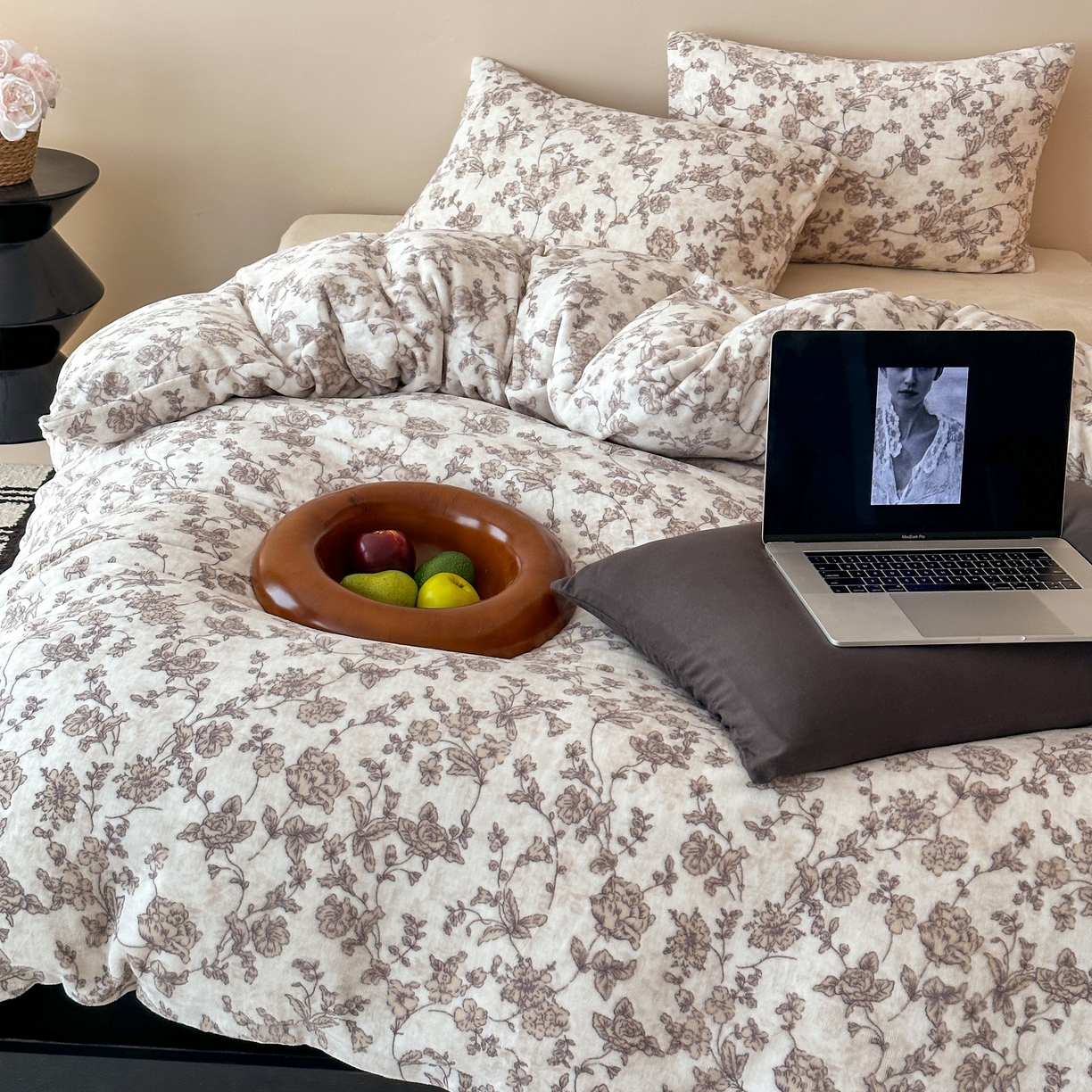 91家纺网 家纺一手货源 找家纺 时光里 2025新款230克全消光印花10色专版花型四件套 木槿