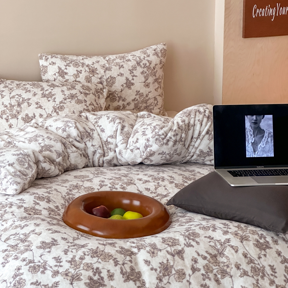 91家纺网 家纺一手货源 找家纺 时光里 2025新款230克全消光印花10色专版花型四件套 木槿