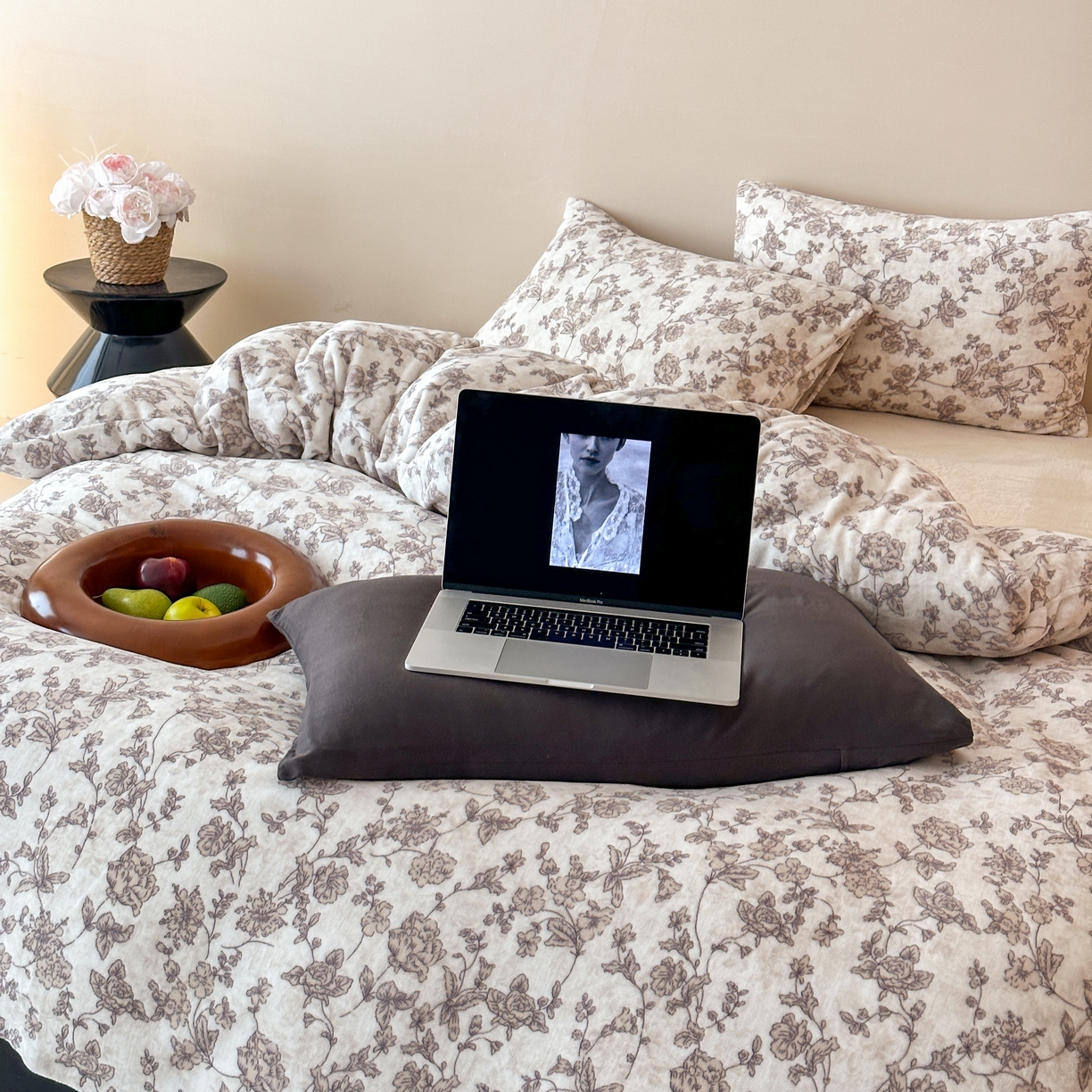 91家纺网 家纺一手货源 找家纺 时光里 2025新款230克全消光印花10色专版花型四件套 木槿