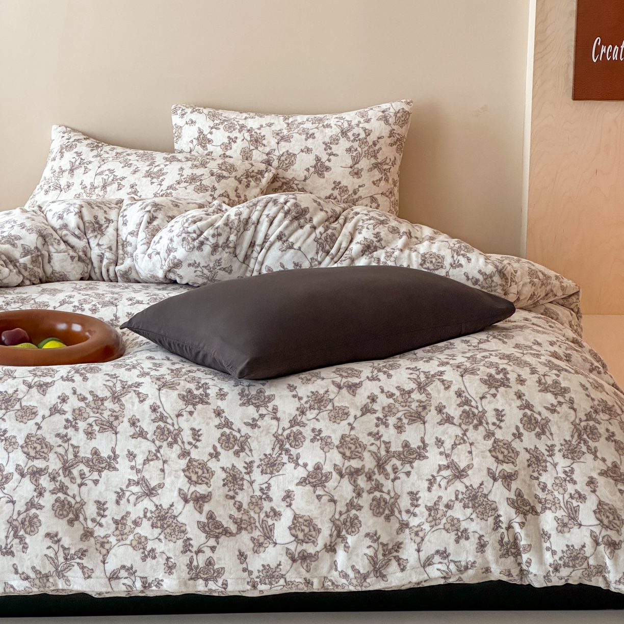 91家纺网 家纺一手货源 找家纺 时光里 2025新款230克全消光印花10色专版花型四件套 木槿