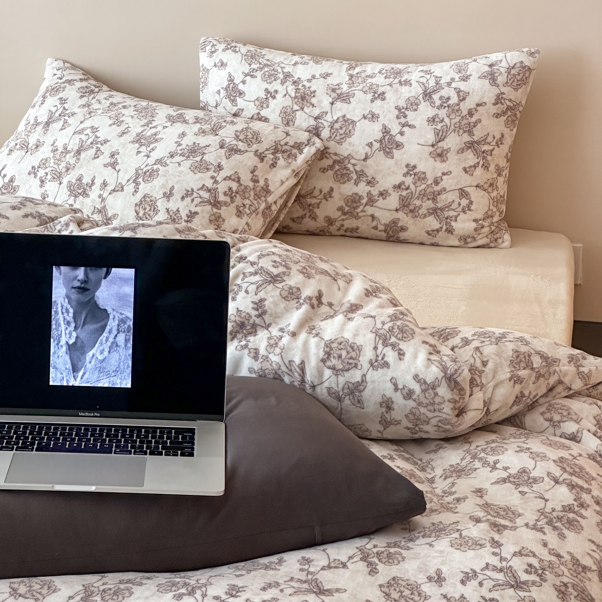 91家纺网 家纺一手货源 找家纺 时光里 2025新款230克全消光印花10色专版花型四件套 木槿