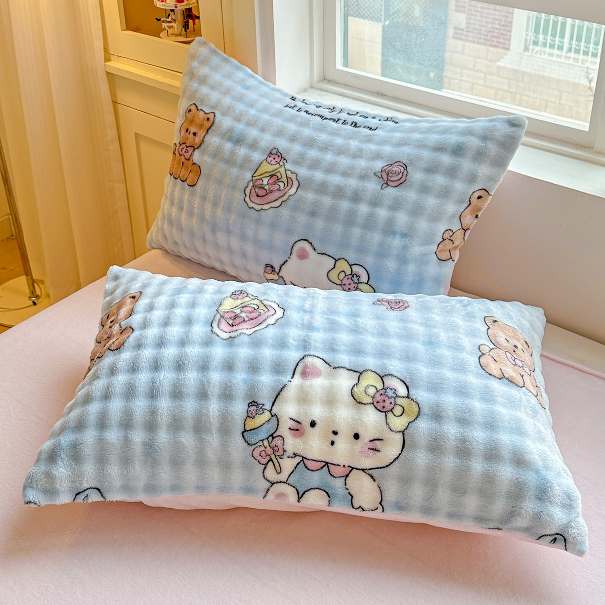 91家纺网 家纺一手货源 找家纺 N先生+V 13814689556 发大图/买家秀 2025新款260克高克重泡泡绒牛奶绒四件套 蛋糕猫咪