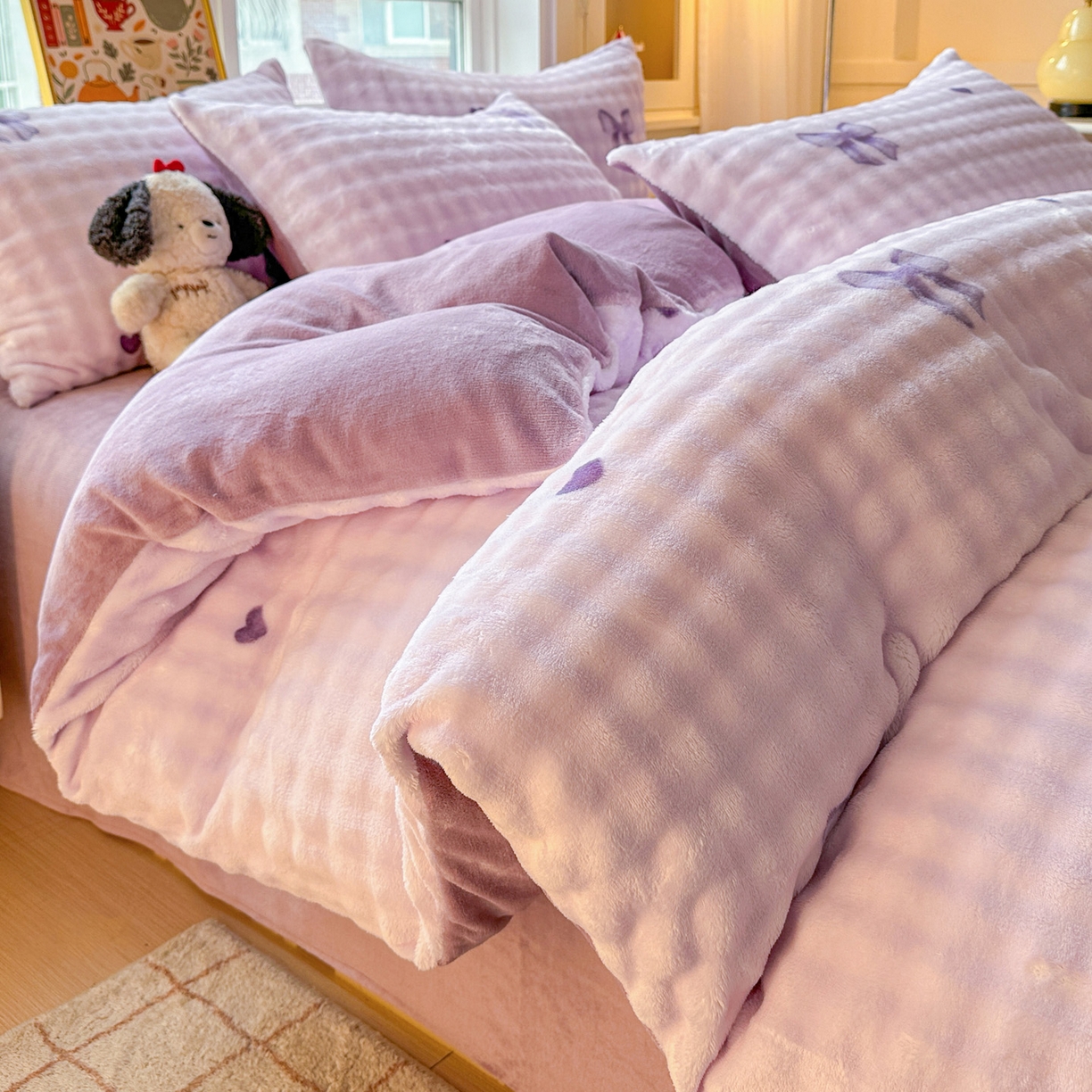 91家纺网 家纺一手货源 找家纺 N先生+V 13814689556 发大图/买家秀 2025新款260克高克重泡泡绒牛奶绒四件套 蝴蝶结紫