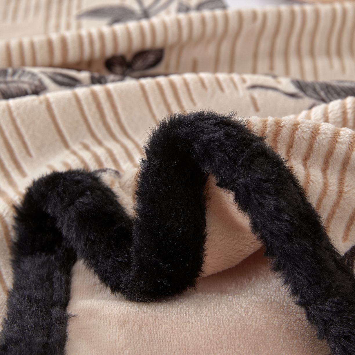 91家纺网 家纺一手货源 找家纺 绒城 2025新款高克重雕花牛奶绒单床笠床笠单件 玫瑰