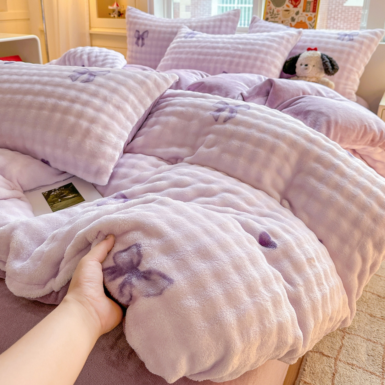 91家纺网 家纺一手货源 找家纺 N先生+V 13814689556 发大图/买家秀 2025新款260克高克重泡泡绒牛奶绒四件套 蝴蝶结紫