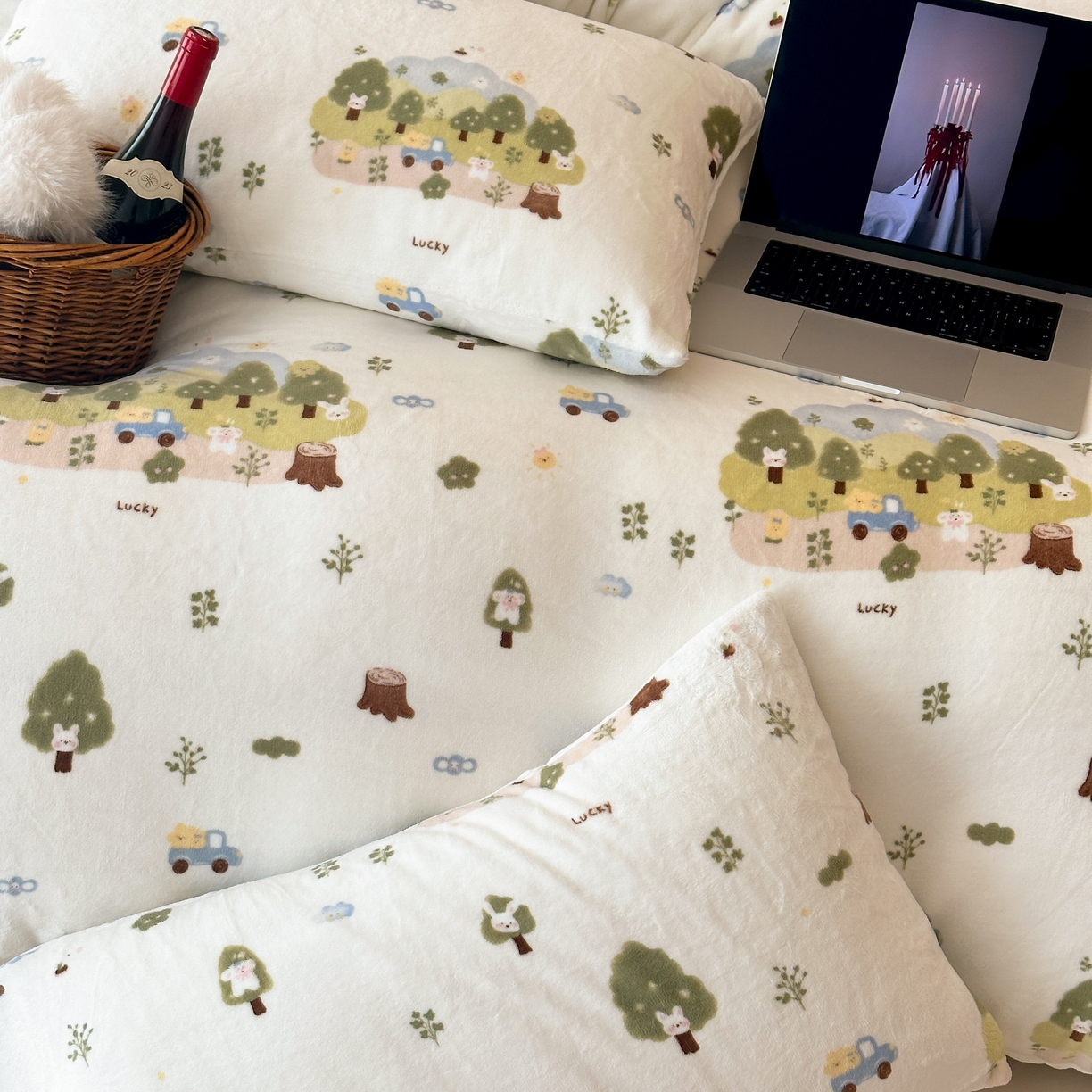 91家纺网 家纺一手货源 找家纺 时光里 2025新款230克全消光印花10色专版花型四件套 森林兔