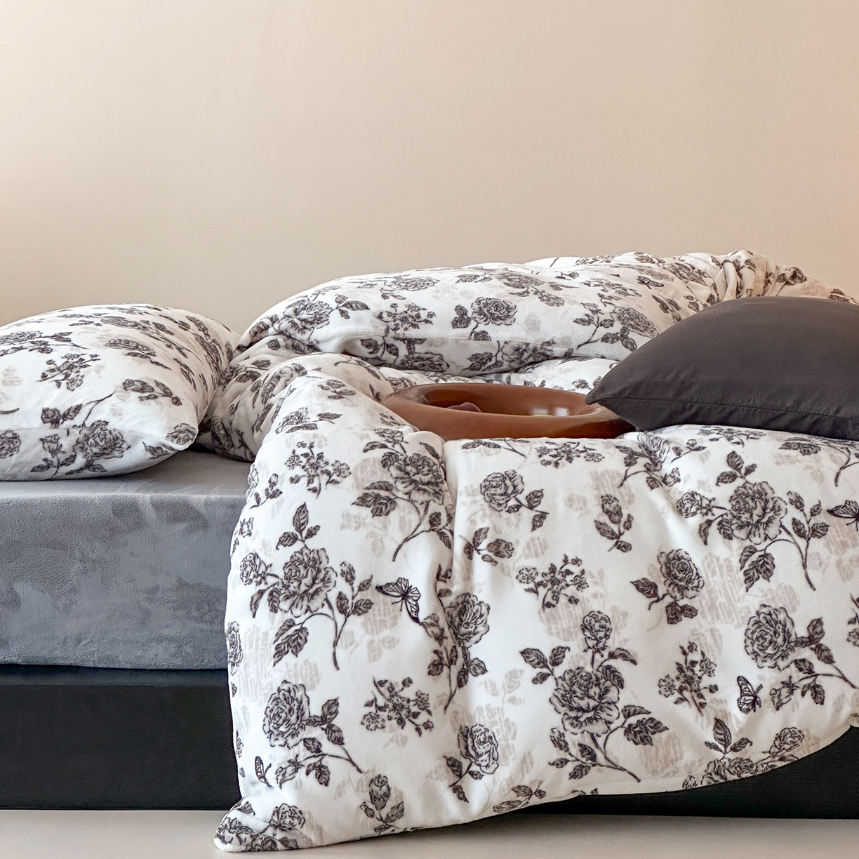 91家纺网 家纺一手货源 找家纺 （总）时光里 2025新款230克全消光印花牛奶绒系列单被套