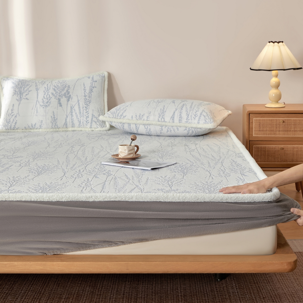 91家纺网 家纺一手货源 找家纺 绒城 2025新款高克重雕花牛奶绒单床笠床笠单件 梦境