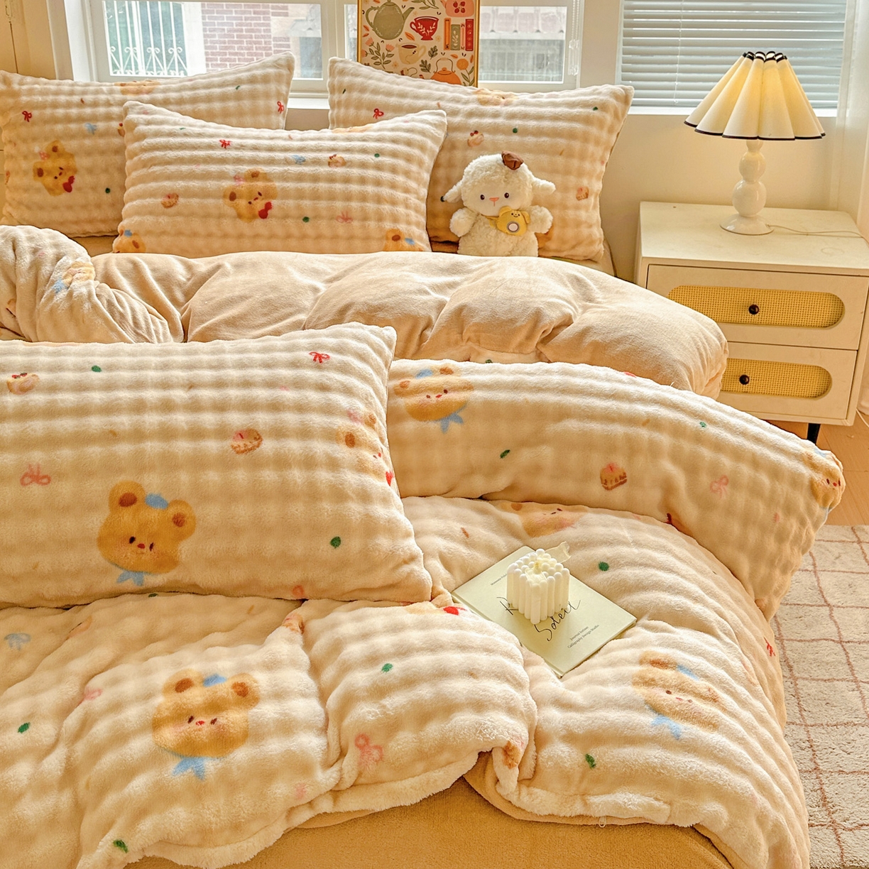91家纺网 家纺一手货源 找家纺 N先生+V 13814689556 发大图/买家秀 2025新款260克高克重泡泡绒牛奶绒四件套 黄油小熊