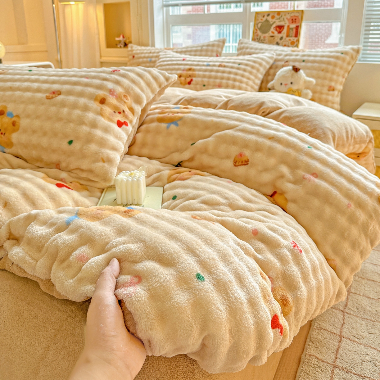 91家纺网 家纺一手货源 找家纺 N先生+V 13814689556 发大图/买家秀 2025新款260克高克重泡泡绒牛奶绒四件套 黄油小熊