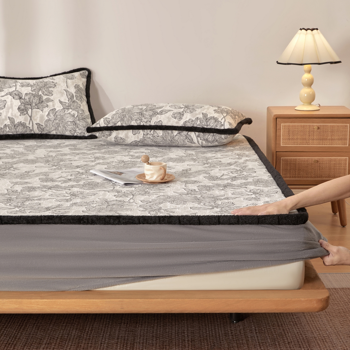 91家纺网 家纺一手货源 找家纺 绒城 2025新款高克重雕花牛奶绒单床笠床笠单件 木瑾