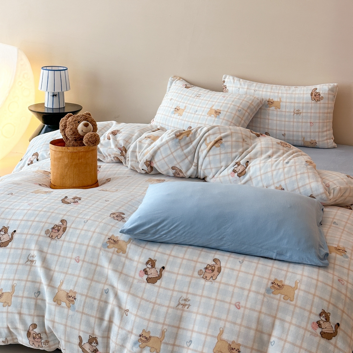 91家纺网 家纺一手货源 找家纺 时光里 2025新款230克全消光印花10色专版花型四件套 线团小咪