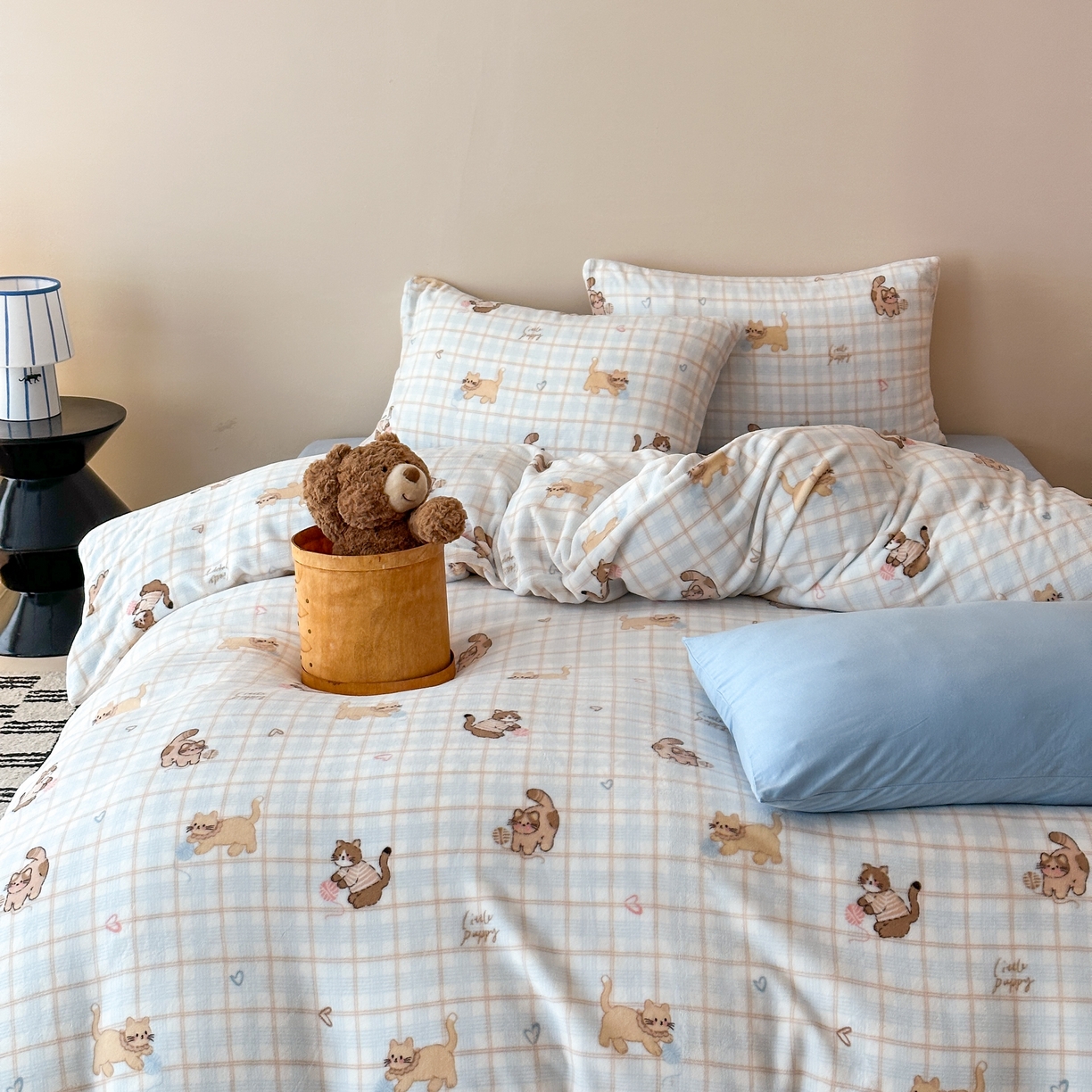 91家纺网 家纺一手货源 找家纺 时光里 2025新款230克全消光印花10色专版花型四件套 线团小咪