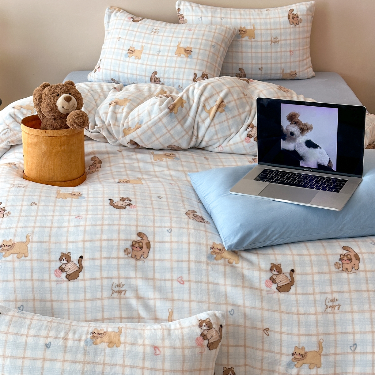 91家纺网 家纺一手货源 找家纺 时光里 2025新款230克全消光印花10色专版花型四件套 线团小咪