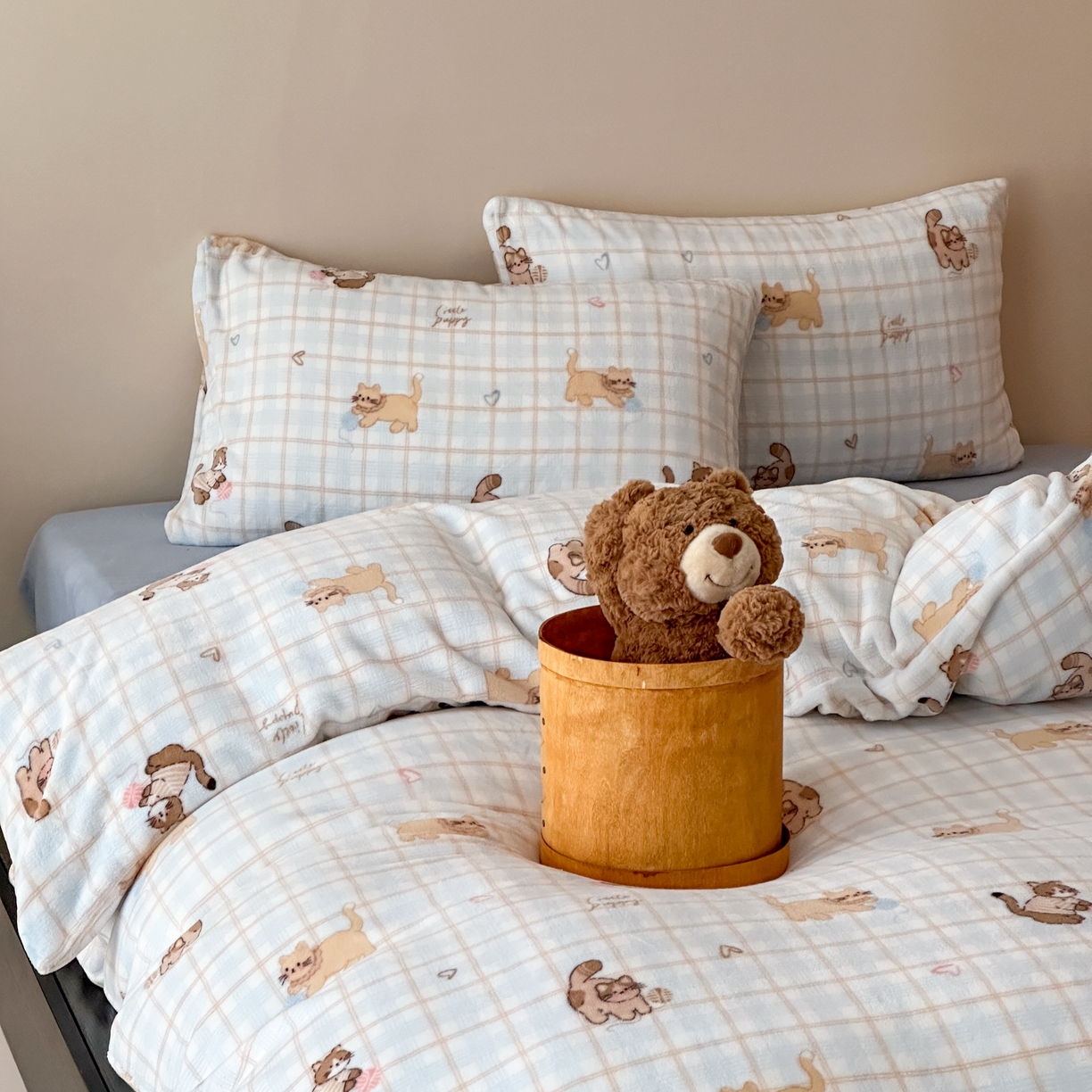 91家纺网 家纺一手货源 找家纺 时光里 2025新款230克全消光印花10色专版花型四件套 线团小咪