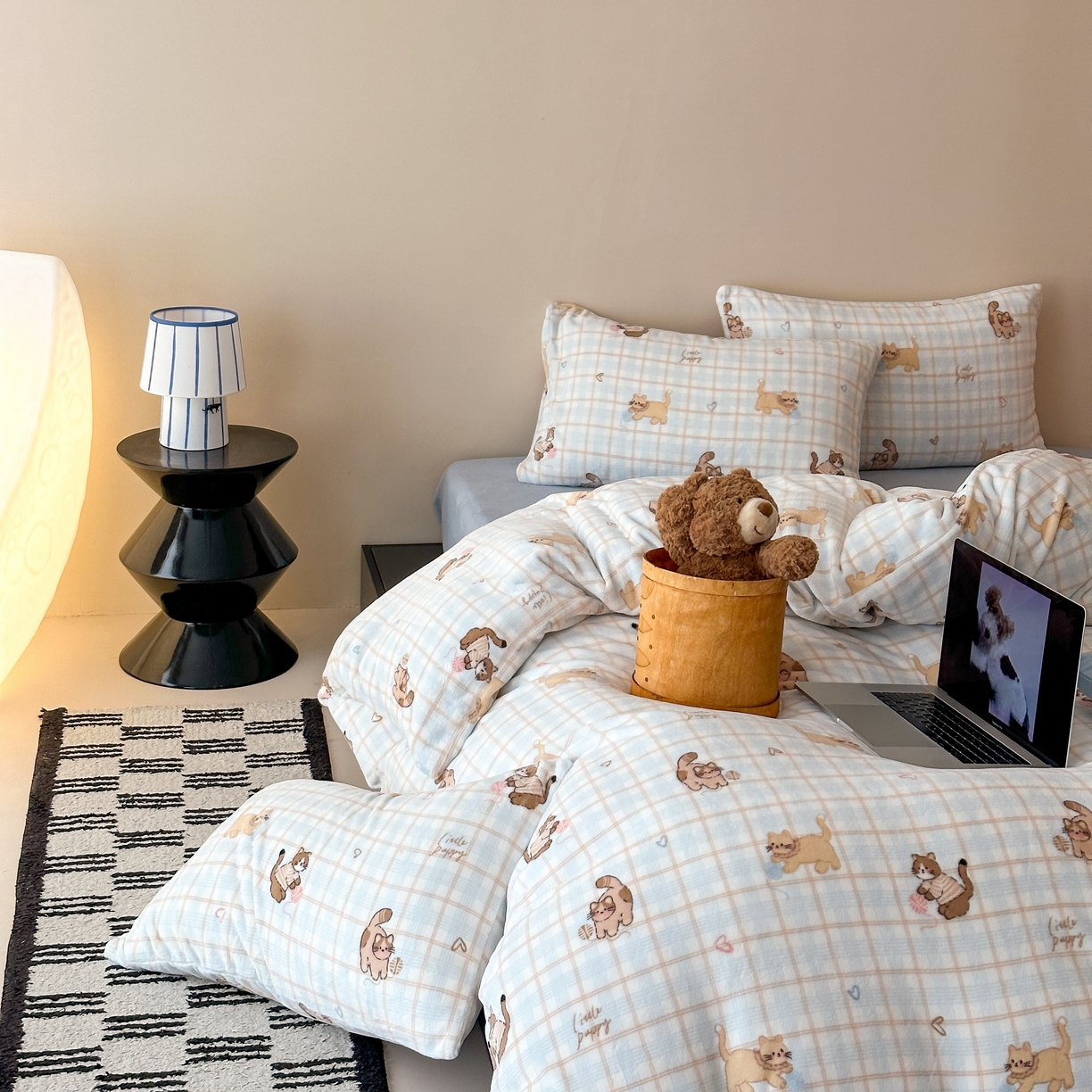 91家纺网 家纺一手货源 找家纺 时光里 2025新款230克全消光印花10色专版花型四件套 线团小咪