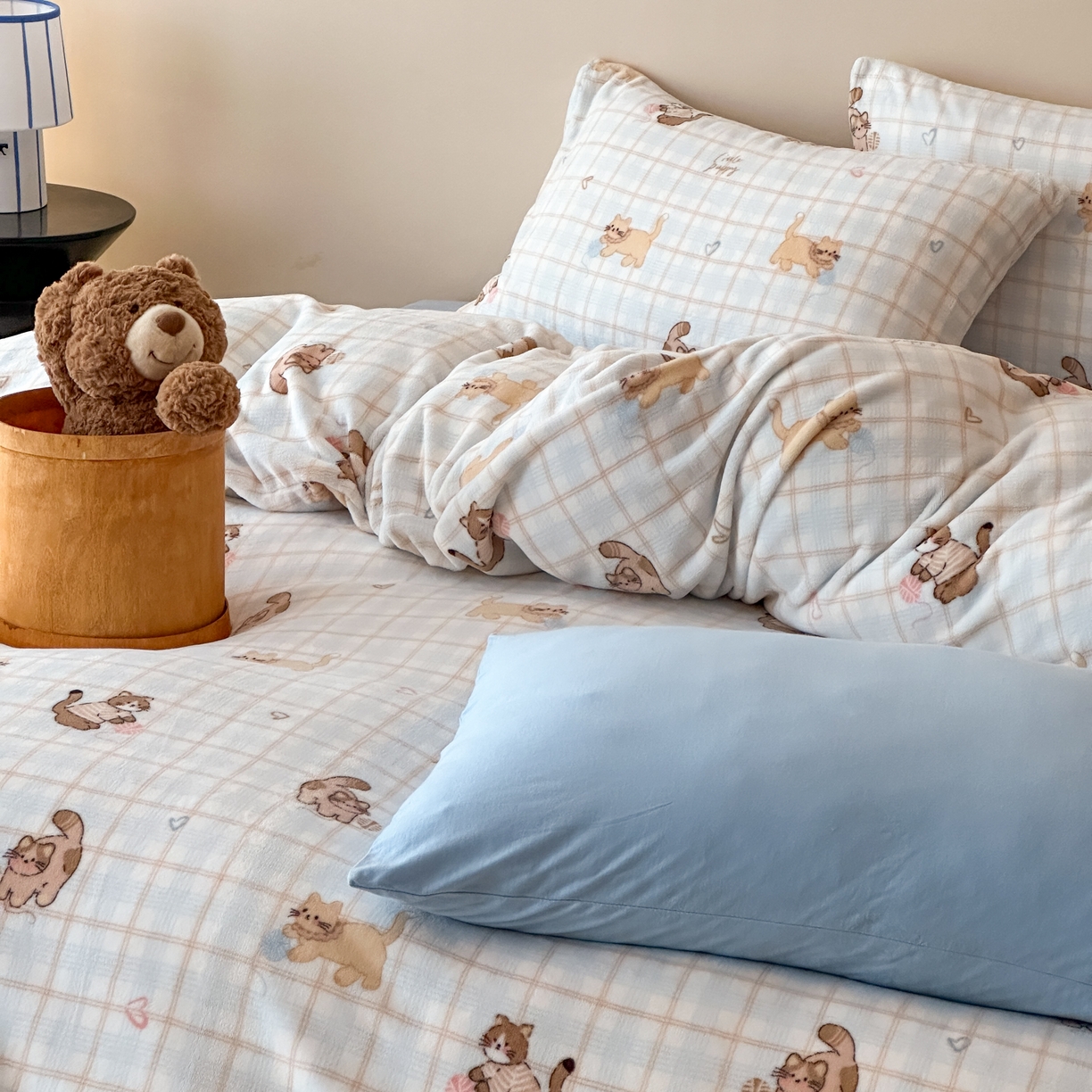 91家纺网 家纺一手货源 找家纺 时光里 2025新款230克全消光印花10色专版花型四件套 线团小咪