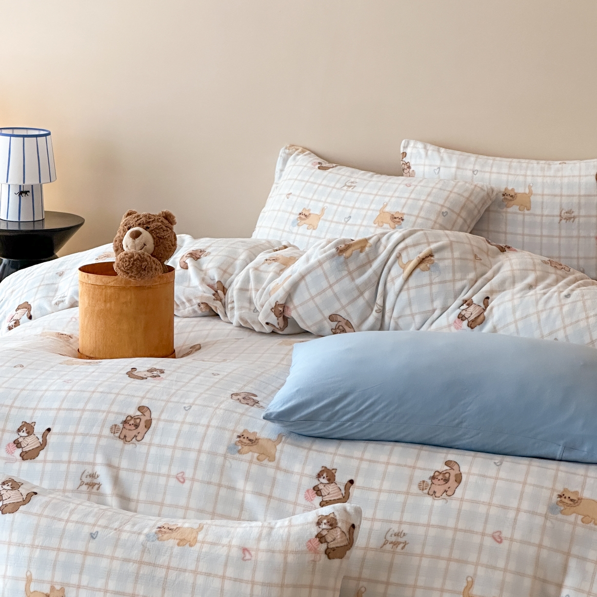 91家纺网 家纺一手货源 找家纺 时光里 2025新款230克全消光印花10色专版花型四件套 线团小咪