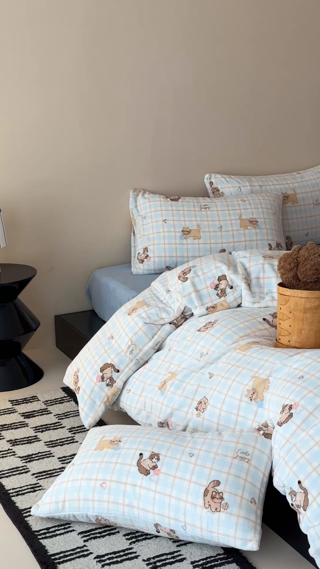 91家纺网 家纺一手货源 找家纺 时光里 2025新款230克全消光印花10色专版花型四件套 线团小咪