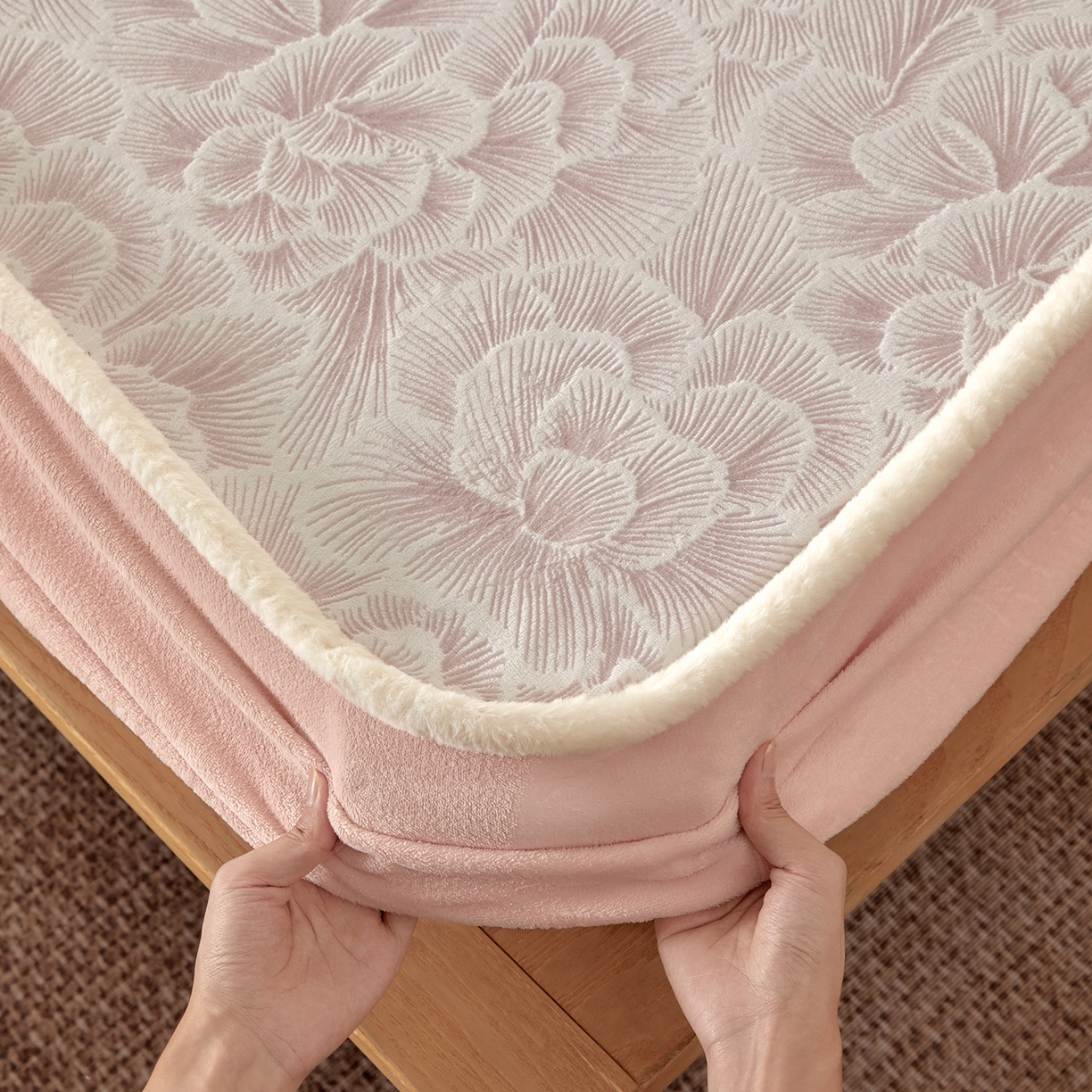 91家纺网 家纺一手货源 找家纺 绒城 2025新款高克重雕花牛奶绒单床笠床笠单件 慕雪