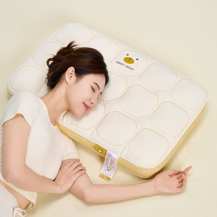 91家纺网 家纺一手货源 找家纺 （总）昕科 2025新款小熊豆乳面包枕-乳胶片定型枕头卡通萌趣成人立体枕芯