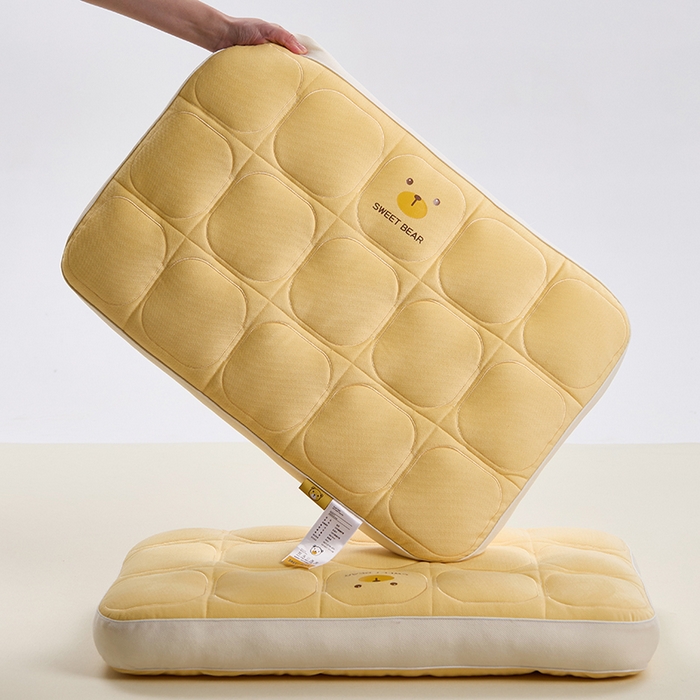 91家纺网 家纺一手货源 找家纺 （总）昕科 2025新款小熊豆乳面包枕-乳胶片定型枕头卡通萌趣成人立体枕芯