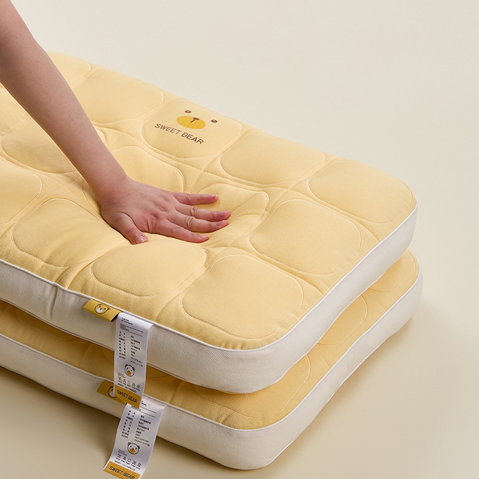 91家纺网 家纺一手货源 找家纺 （总）昕科 2025新款小熊豆乳面包枕-乳胶片定型枕头卡通萌趣成人立体枕芯