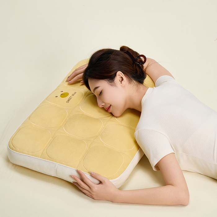 91家纺网 家纺一手货源 找家纺 （总）昕科 2025新款小熊豆乳面包枕-乳胶片定型枕头卡通萌趣成人立体枕芯