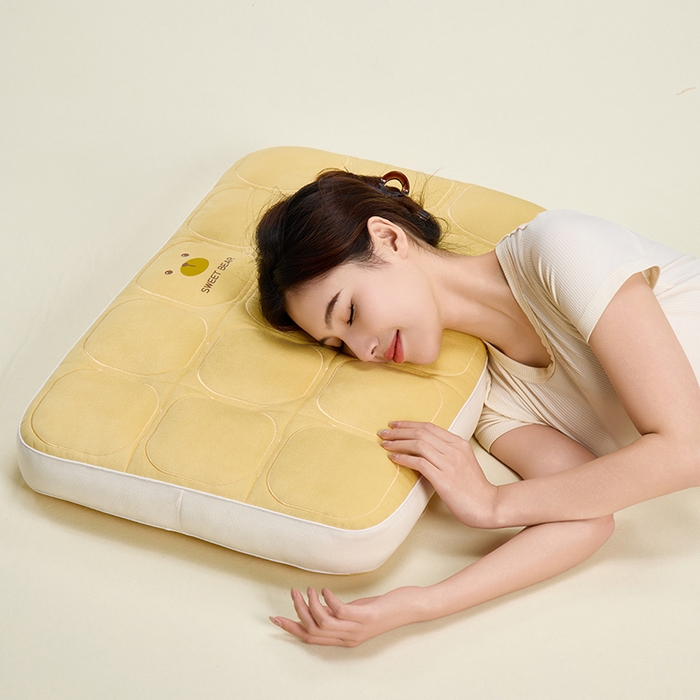 91家纺网 家纺一手货源 找家纺 （总）昕科 2025新款小熊豆乳面包枕-乳胶片定型枕头卡通萌趣成人立体枕芯