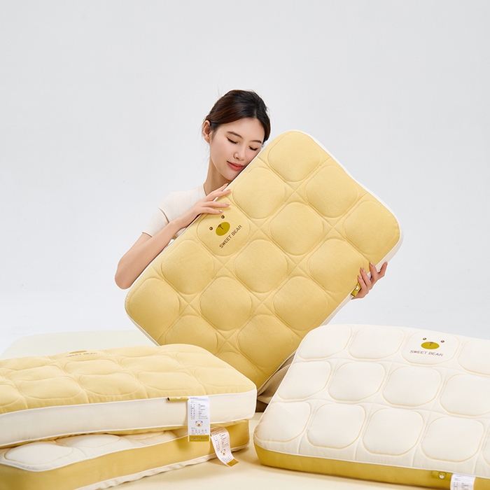 91家纺网 家纺一手货源 找家纺 （总）昕科 2025新款小熊豆乳面包枕-乳胶片定型枕头卡通萌趣成人立体枕芯