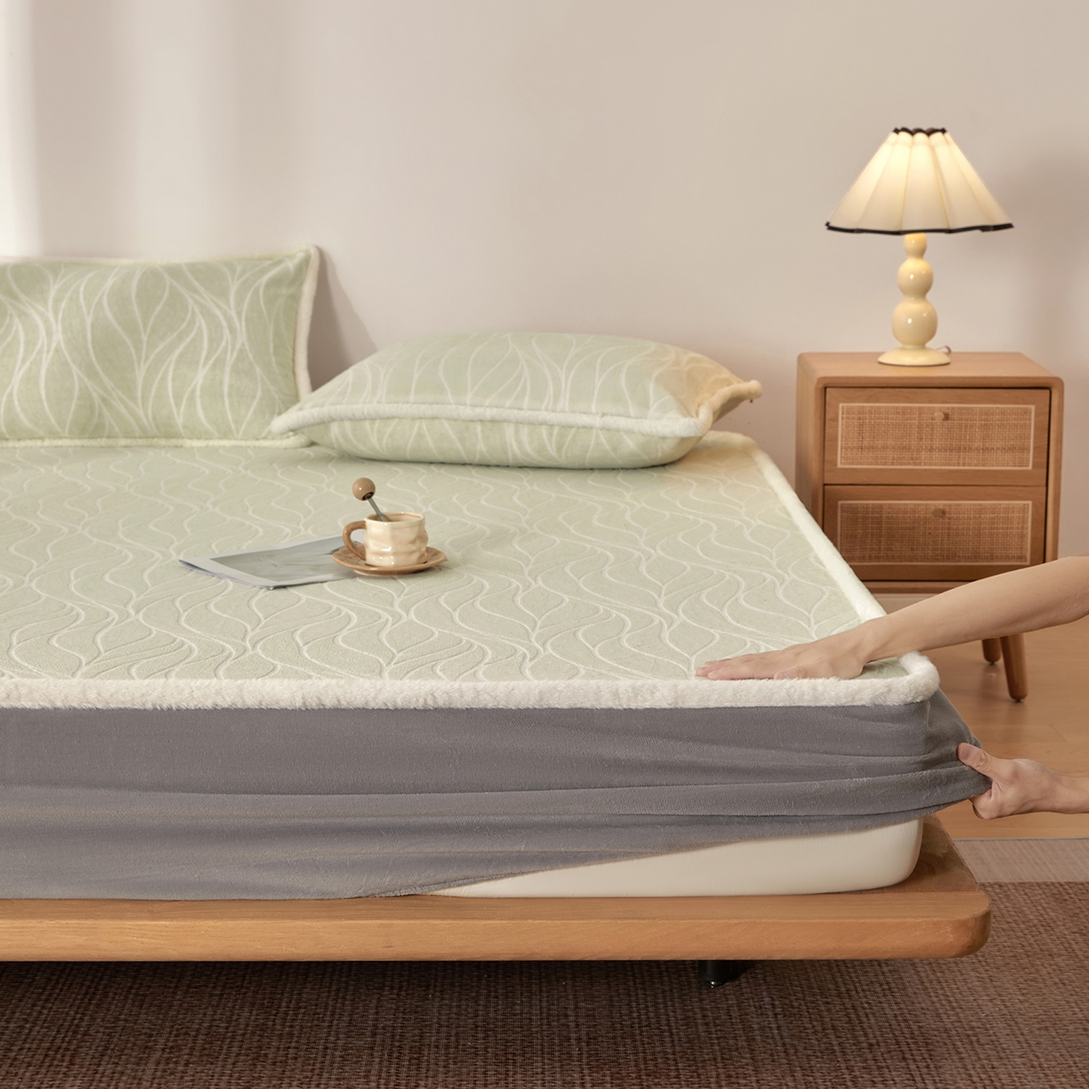 91家纺网 家纺一手货源 找家纺 绒城 2025新款高克重雕花牛奶绒单床笠床笠单件 曲线