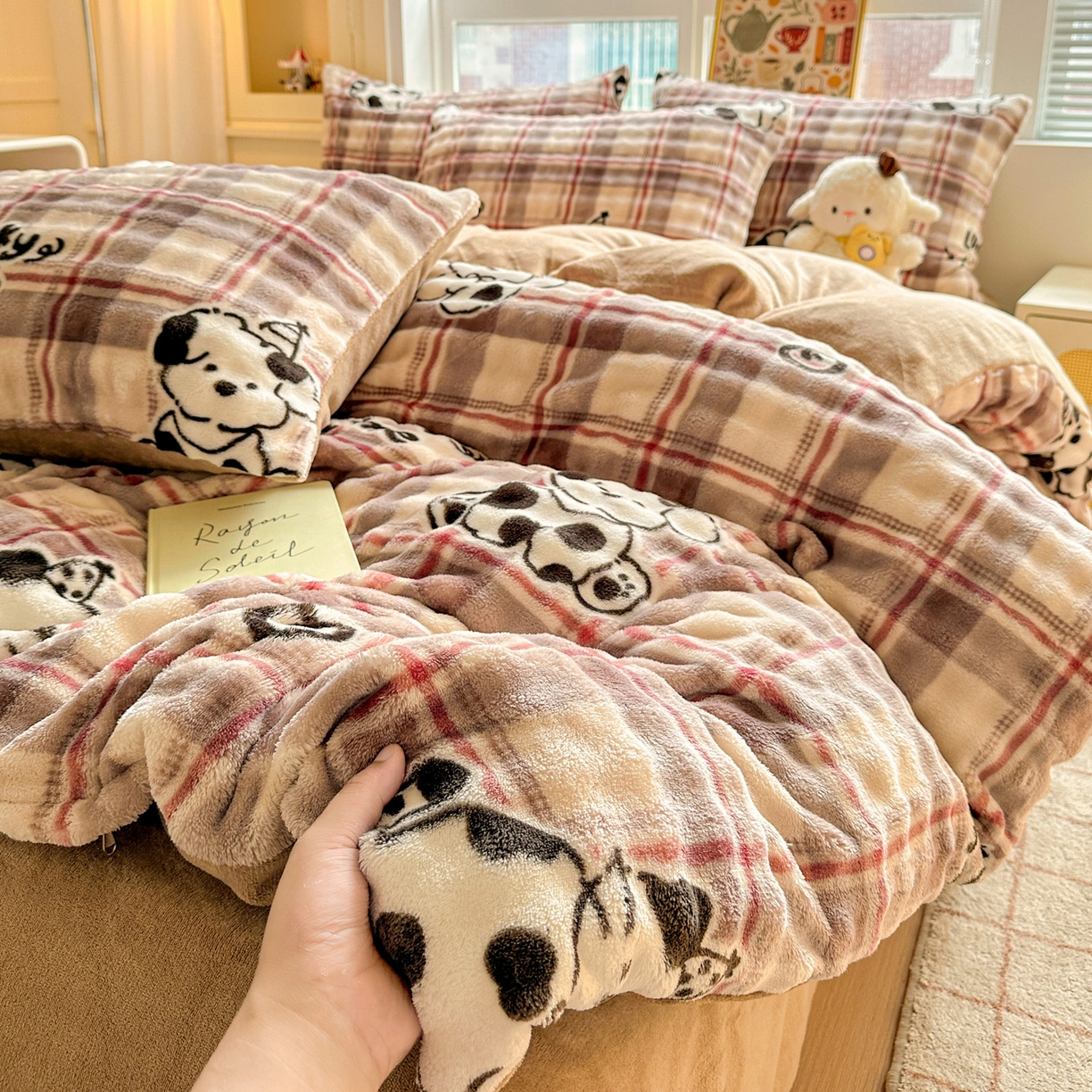 91家纺网 家纺一手货源 找家纺 N先生+V 13814689556 发大图/买家秀 2025新款260克高克重泡泡绒牛奶绒四件套 幸运格调