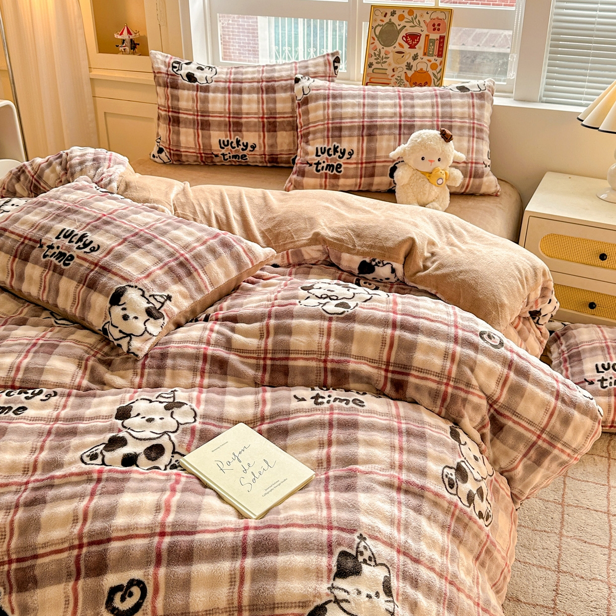 91家纺网 家纺一手货源 找家纺 N先生+V 13814689556 发大图/买家秀 2025新款260克高克重泡泡绒牛奶绒四件套 幸运格调