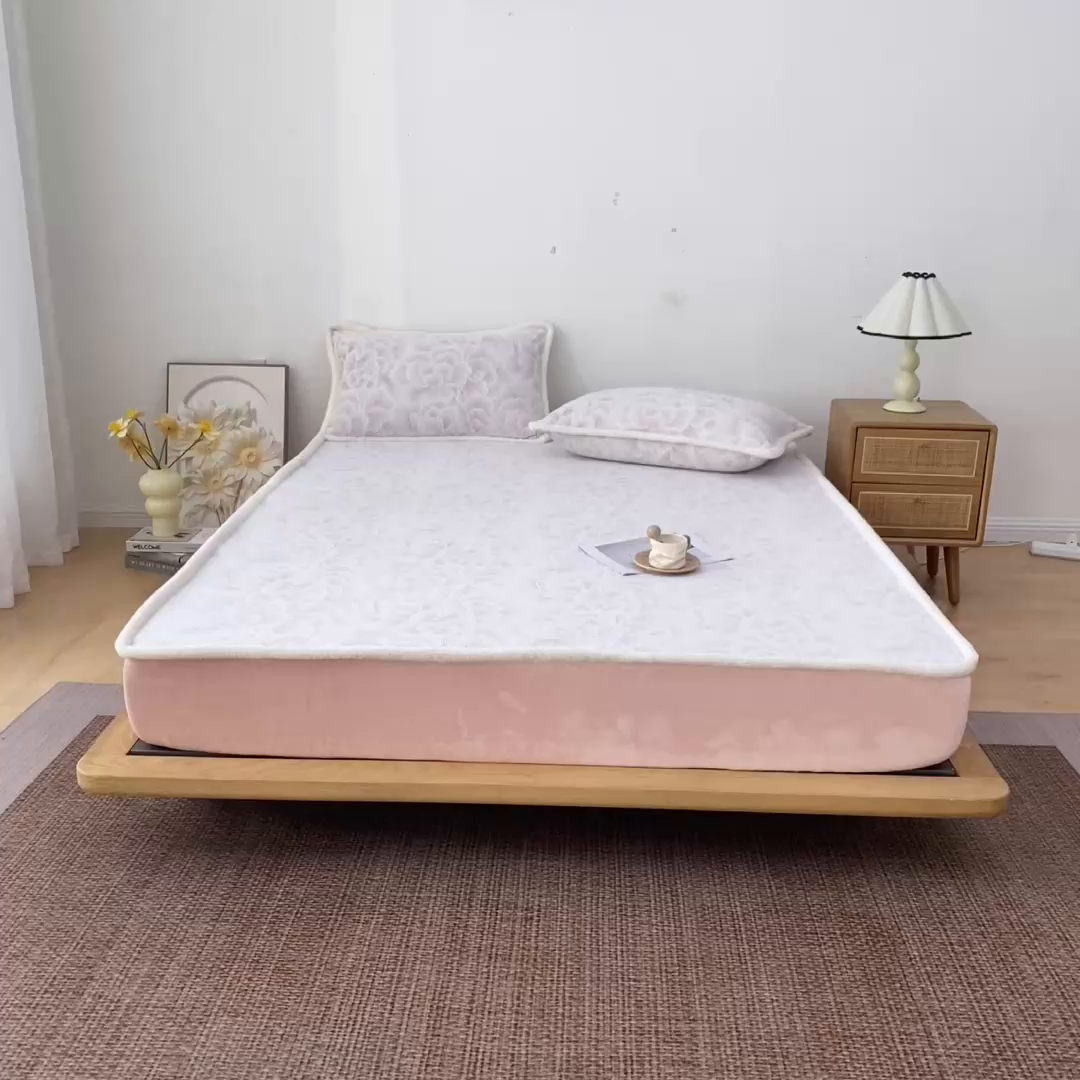 91家纺网 家纺一手货源 找家纺 绒城 2025新款高克重雕花牛奶绒单床笠床笠单件 慕雪