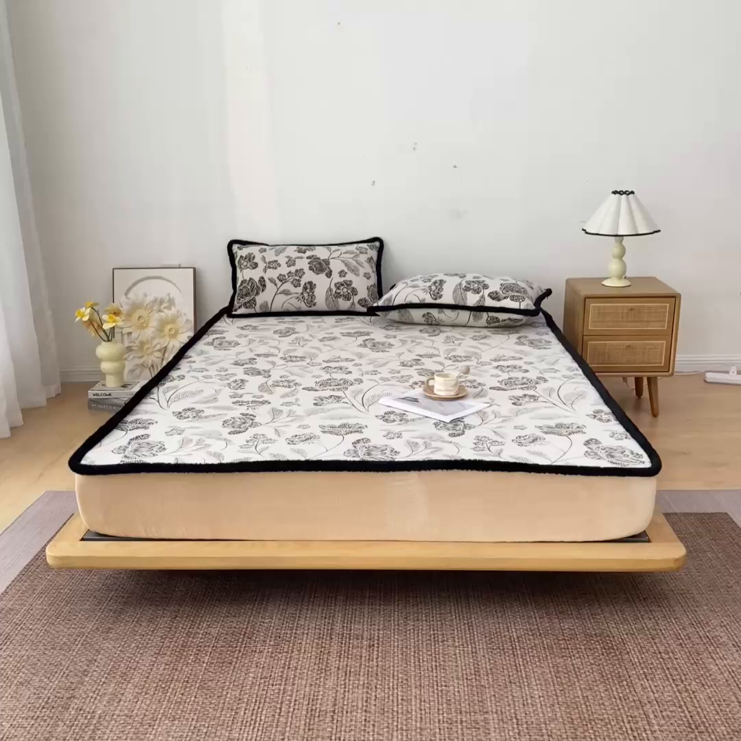 91家纺网 家纺一手货源 找家纺 绒城 2025新款高克重雕花牛奶绒单床笠床笠单件 吟花