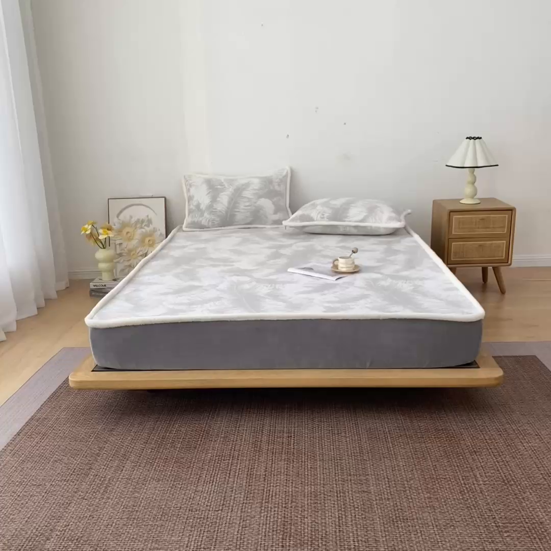 91家纺网 家纺一手货源 找家纺 绒城 2025新款高克重雕花牛奶绒单床笠床笠单件 灰羽