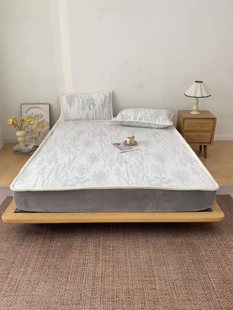 91家纺网 家纺一手货源 找家纺 绒城 2025新款高克重雕花牛奶绒单床笠床笠单件 梦境