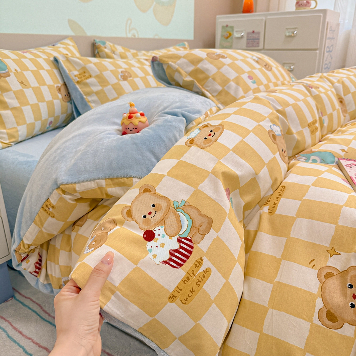 91家纺网 家纺一手货源 找家纺 呗旺鹿 2025新款卡通棉+牛奶绒四件套系列 曲奇小熊