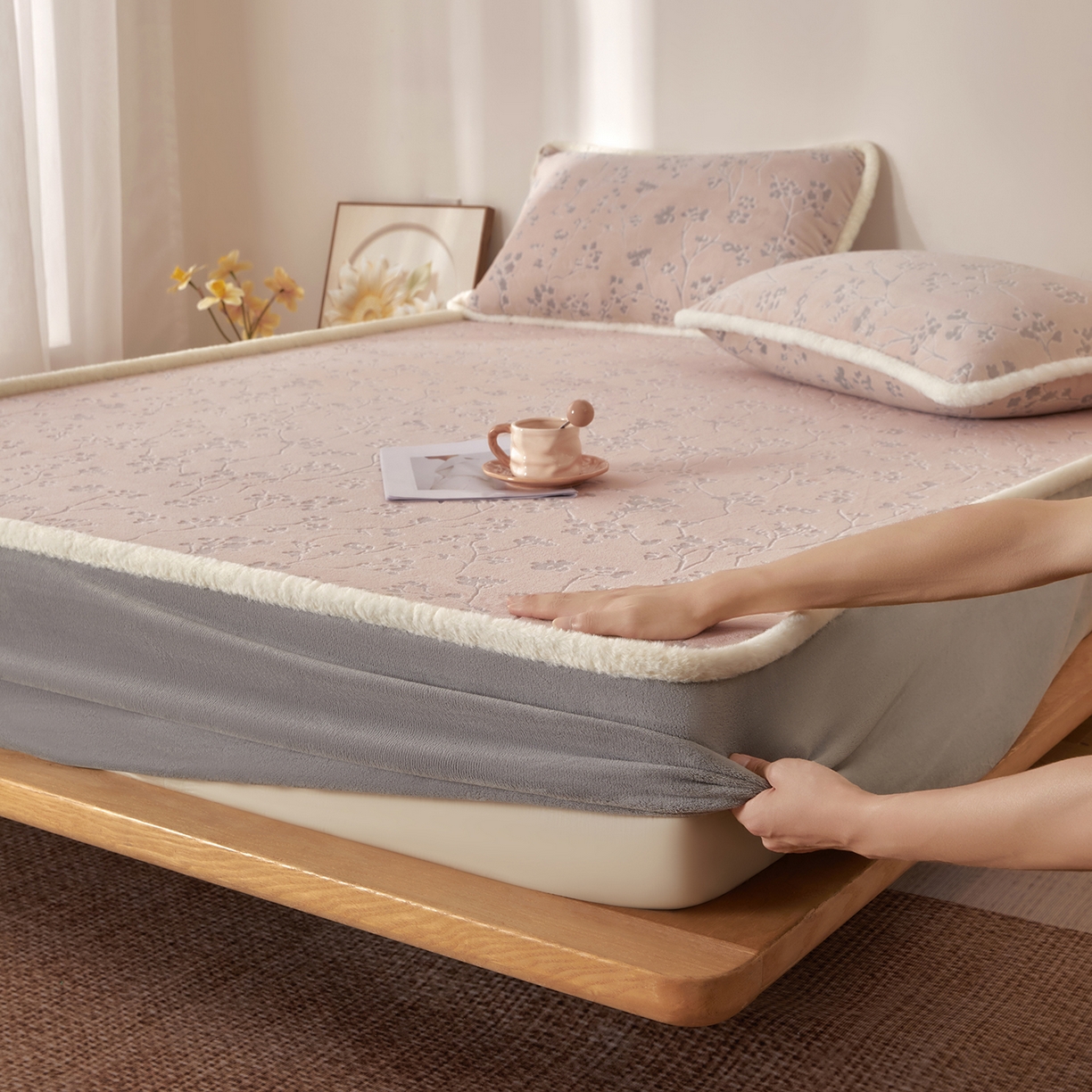 91家纺网 家纺一手货源 找家纺 吾秀家居 2025新款高克重雕花牛奶绒单床笠床笠单件 寒梅