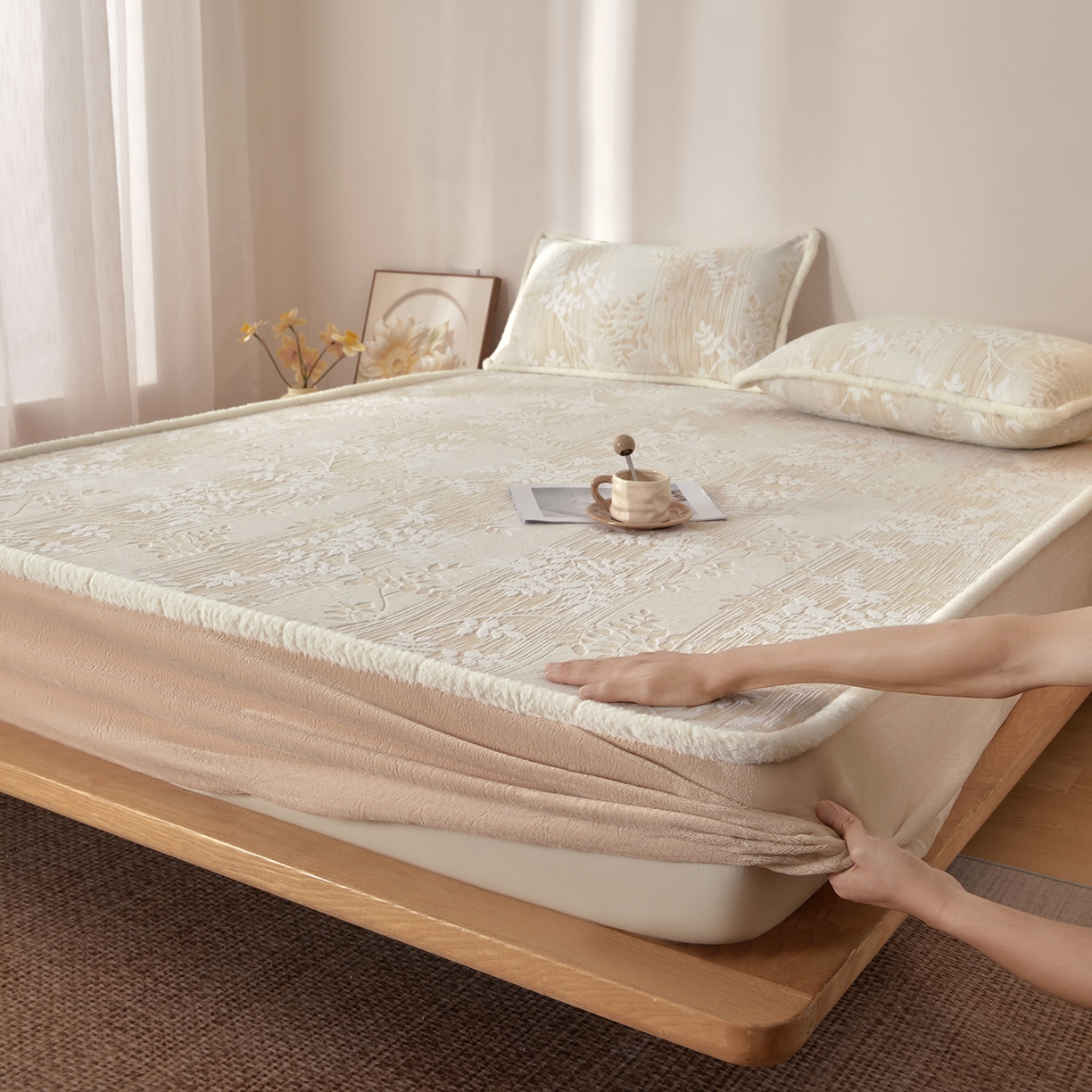 91家纺网 家纺一手货源 找家纺 吾秀家居 2025新款高克重雕花牛奶绒单床笠床笠单件 花织