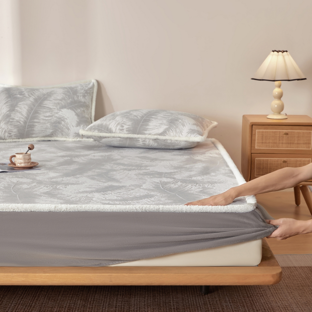 91家纺网 家纺一手货源 找家纺 吾秀家居 2025新款高克重雕花牛奶绒单床笠床笠单件 灰羽