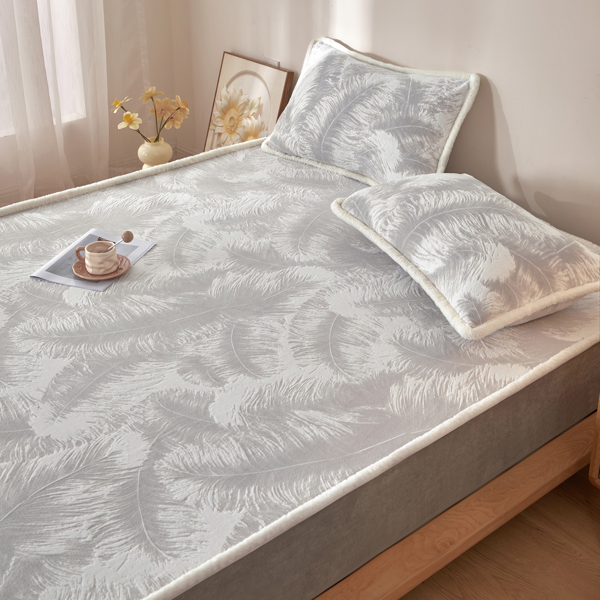 91家纺网 家纺一手货源 找家纺 吾秀家居 2025新款高克重雕花牛奶绒单床笠床笠单件 灰羽